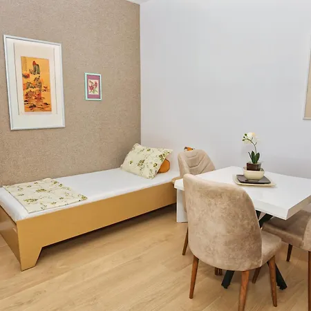 Cozy Near Square 21