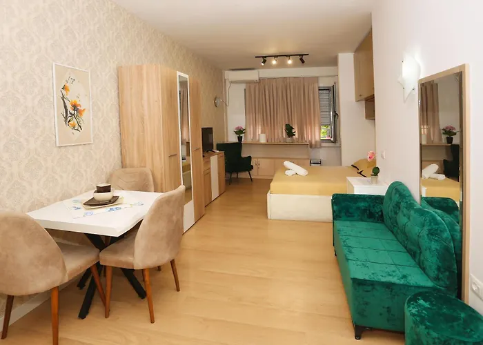 Cozy Next To Square 21