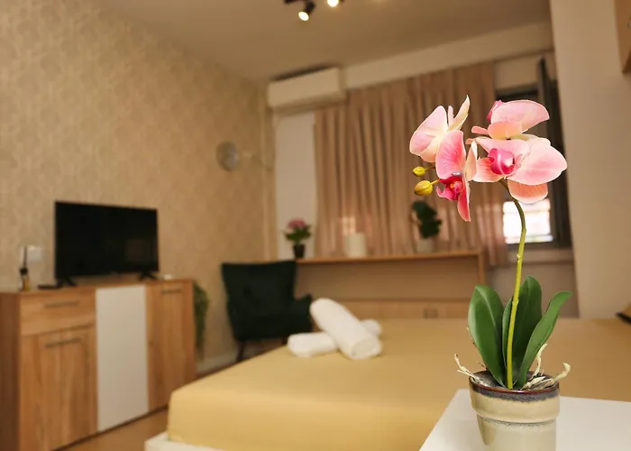 Cozy Next To Square 21 アパート ティラナ